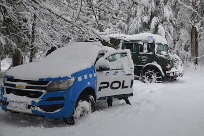 En San Martín de los Andes, Gendarmería Nacional realizó un operativo por las intensas nevadas que cayeron en esa ciudad; a Bariloche no partían ni llegaban colectivos de larga distancia