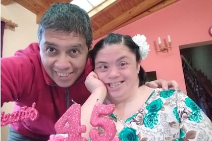 En San Martín de los Andes, Luis y Carmen Rodríguez; él es director ejecutivo de Puentes de Luz