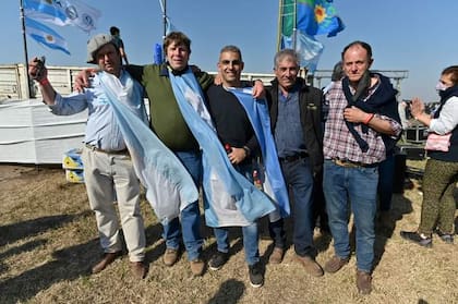 En San Nicolás, el 9 de julio pasado, cinco productores autoconvocados y organizadores también del tractorazo del 23: José Perkins, Juan Monín, Iván Castellaro, Walter Malfatto y Ariel Bianchi