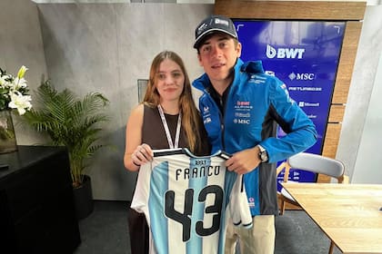 En San Pablo, Franco Colapinto muestra la nueva camiseta de la selección argentina de fútbol con el número que lleva su Alpine en la Fórmula 1; junto a él, la periodista Florencia Andersen, de Fox Sports.