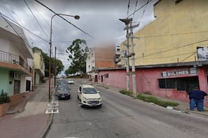 En San Salvador de Jujuy un auto rodó sin frenos por la calle empinada y atropelló a dos transeuntes y uno de ellos murió