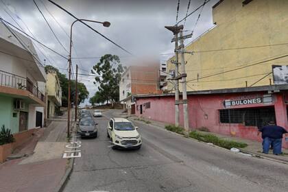 En San Salvador de Jujuy un auto rodó sin frenos por la calle empinada y atropelló a dos transeuntes y  uno de ellos murió