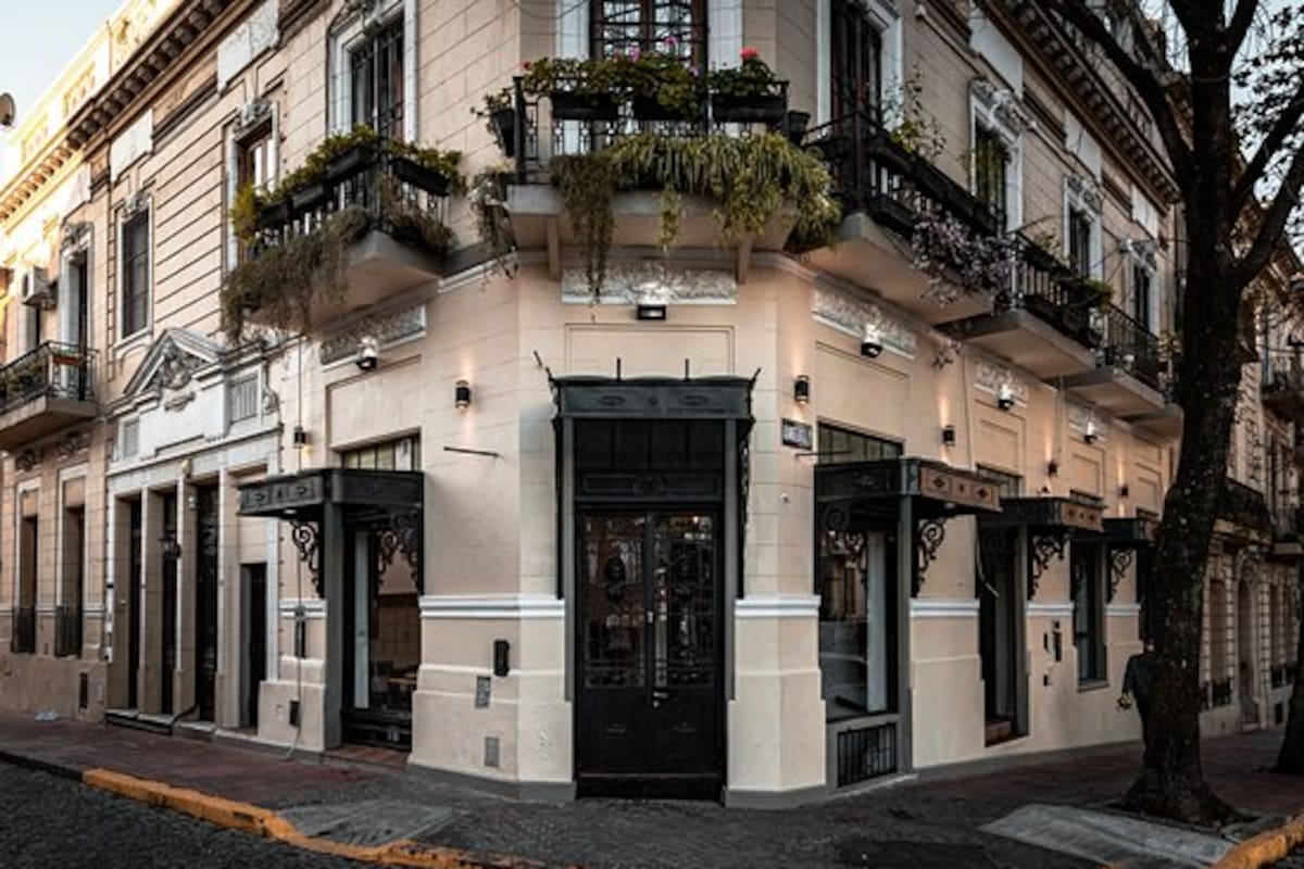 En San Telmo, Amalia se destaca por su cocina de autor con bellezas como la bondiola marinada en hierbas aromáticas, con salsa de frutos rojos y cerveza artesanal