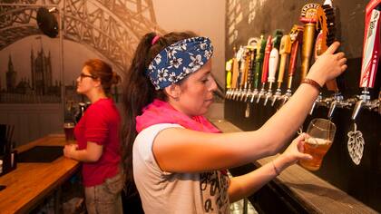 En San Telmo, On Tap cuenta con 20 canillas, en las que rota unas 150 cervezas de unas 30 microcervecerías