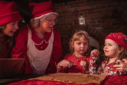 En Santa Claus Village también se puede visitar a la Señora Claus, y cocinar allí las tradicionales galletas de jengibre