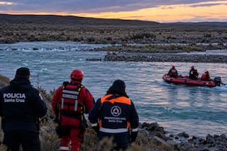 Dos hermanos de 10 y 12 años se metieron al río a jugar y fueron arrastrados por la corriente