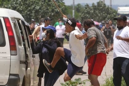 En Santa Cruz, simpatizantes del oficialismo y opositores se enfrentaron con violencia.