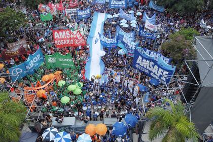 En Santa Fe, ayer, los docentes acataron el paro que convocó Ctera y organizaron marchas