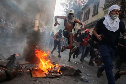 En Santiago, otro día de violentos choques