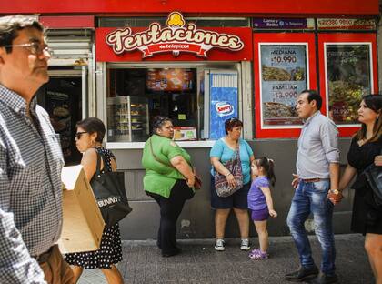 En Santiago, un puesto de venta de pizza, helados y gaseosas