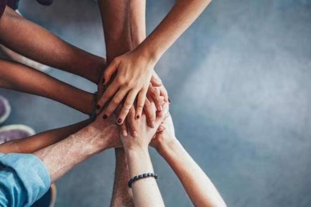 En seguida te explicamos por qué un grupo de amistad se acorta a partir de los 25 años. (Foto: shutterstock)