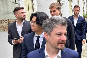 En segundo plano, Mauricio Novelli habla con Hayden Davis en Buenos Aires, a fines de 2024; en primer plano, Manuel Terrones Godoy