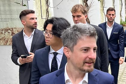 En segundo plano, Mauricio Novelli habla con Hayden Davis en Buenos Aires, a fines de 2024; en primer plano, Manuel Terrones Godoy