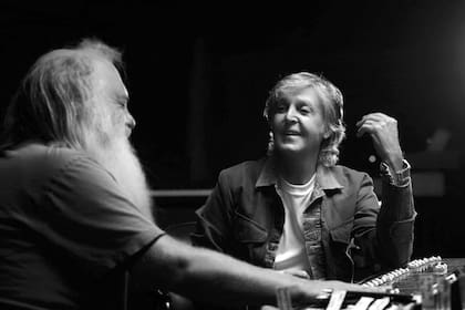 En seis episodios, Rick Rubin y McCartney profundizan en la música de la banda de Liverpool y comparten horas de anécdotas