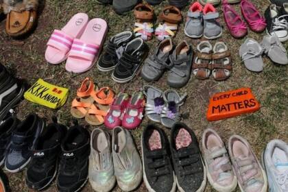 En semanas recientes, la gente dejó calzado de niños en monumentos conmemorativos para honrar a los que murieron en las escuelas indígenas de Canadá