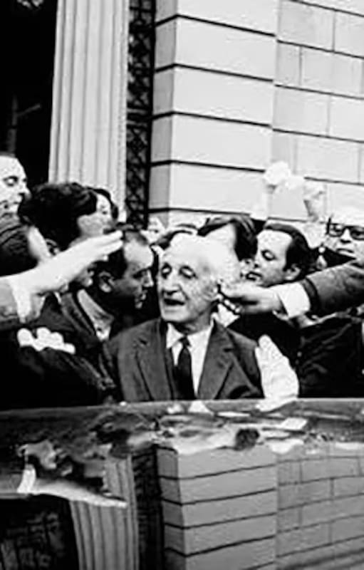 En septiembre de 1966, a meses de su caída, Illia es agredido tras el funeral de su esposa en la Recoleta