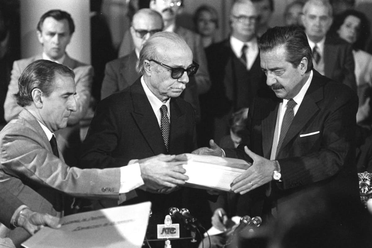 En septiembre de 1984, Ernesto Sabato entregó al por entonces presidente Raúl Alfonsín el informe de la Conadep conocido como "Nunca Más"