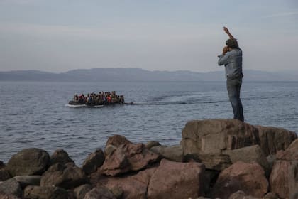 En septiembre de 2015, un grupo de migrantes cruzaban el mar Egeo desde Turquía hacia la costa de la isla de Lesbos, Grecia