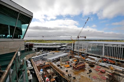 En la nueva terminal de Ezeiza habrá 148 mostradores de chek-in más 60 de self check-in. Y ya se están colocando los pisos y los cielorrasos