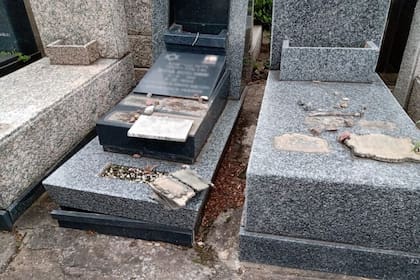 En septiembre pasado también se registraron robos de placas de bronce en las tumbas del Cementerio Israelita de La Tablada