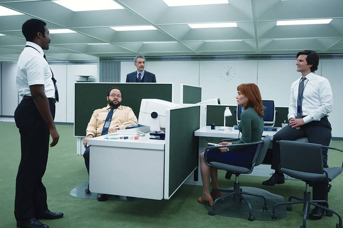 En "Severance" los personajes se someten a un procedimiento quirúrgico que instala un dispositivo para fragmentar sus memorias, creando así dos conciencias distintas: el “innie” (versión laboral del individuo) y el “outie” (su yo fuera de la empresa)
