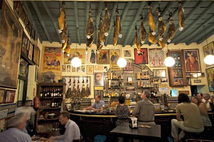 En Sevilla abundan los bares de tapas tradicionales.