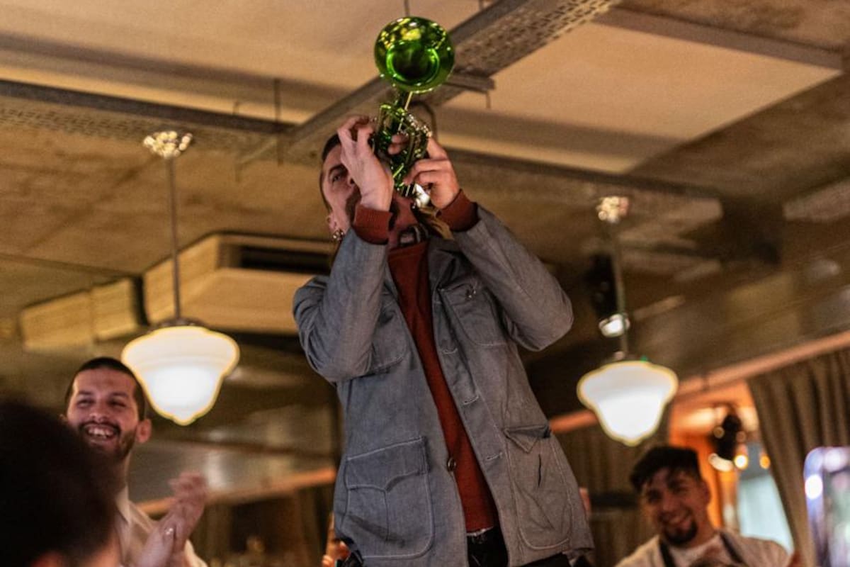 En Shabat, Mishiguene se convierte en una celebración única: a las doce, una banda comienza a tocar, los cocineros salen de la cocina y todo el equipo se reúne en el salón