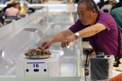 En Shanghai funciona Robot-He, el restaurant chino atendido por robots, que se desplazan de un lado al otro entregando los pedidos