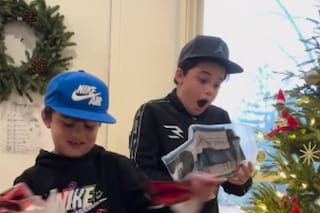 Les regaló entradas para ver el debut de Messi en el Mundial y la reacción de sus hijos se viralizó