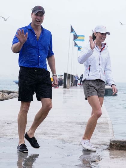 En shorts y rompevientos para un día de regatas