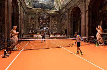 En Sin título (trama para un diálogo), obra del paquistaní-norteamericano Asad Raza, el público podía jugar al tenis en una iglesia del siglo XVI en Milán