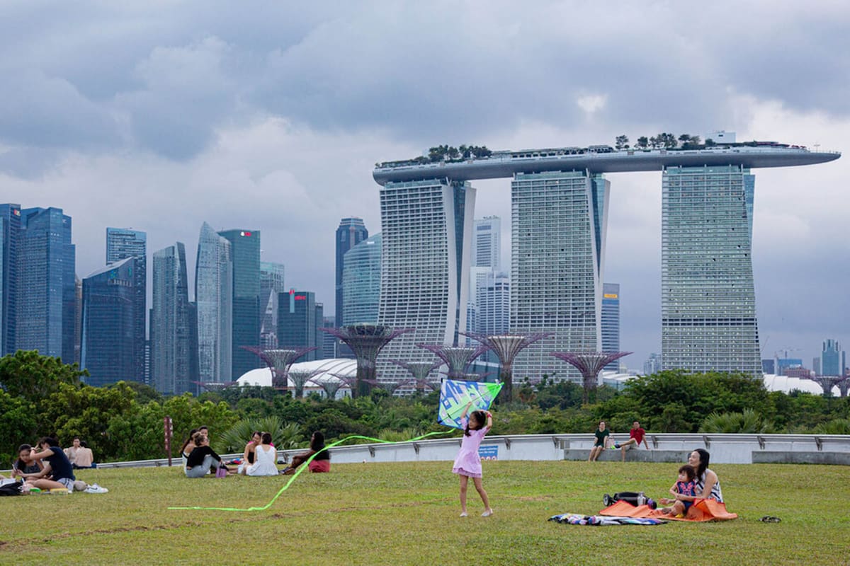 En Singapur, el paisaje está entretejido no solo en el diseño urbano, sino también en las estructuras de los propios rascacielos; una ciudad jardín densa y con altura
