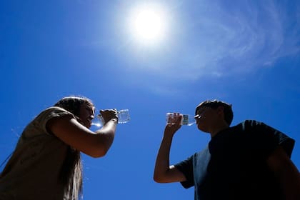 En situaciones de mucho calor, lo más habitual es tomar agua, y este estudio recomienda la leche