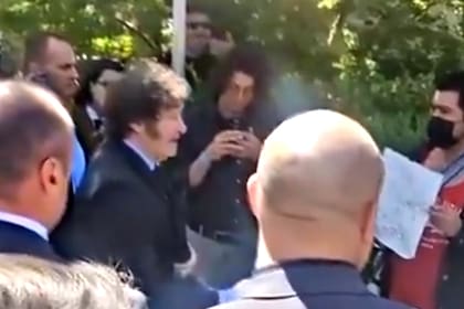 En Stanford, Milei se acercó a un grupo de manifestantes que le gritaban fascista y dialogó con ellos: “Dejen de defender asesinos”