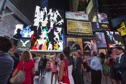En Storming Times Square, Canogar utilizó métodos de intervención pública y video instalación