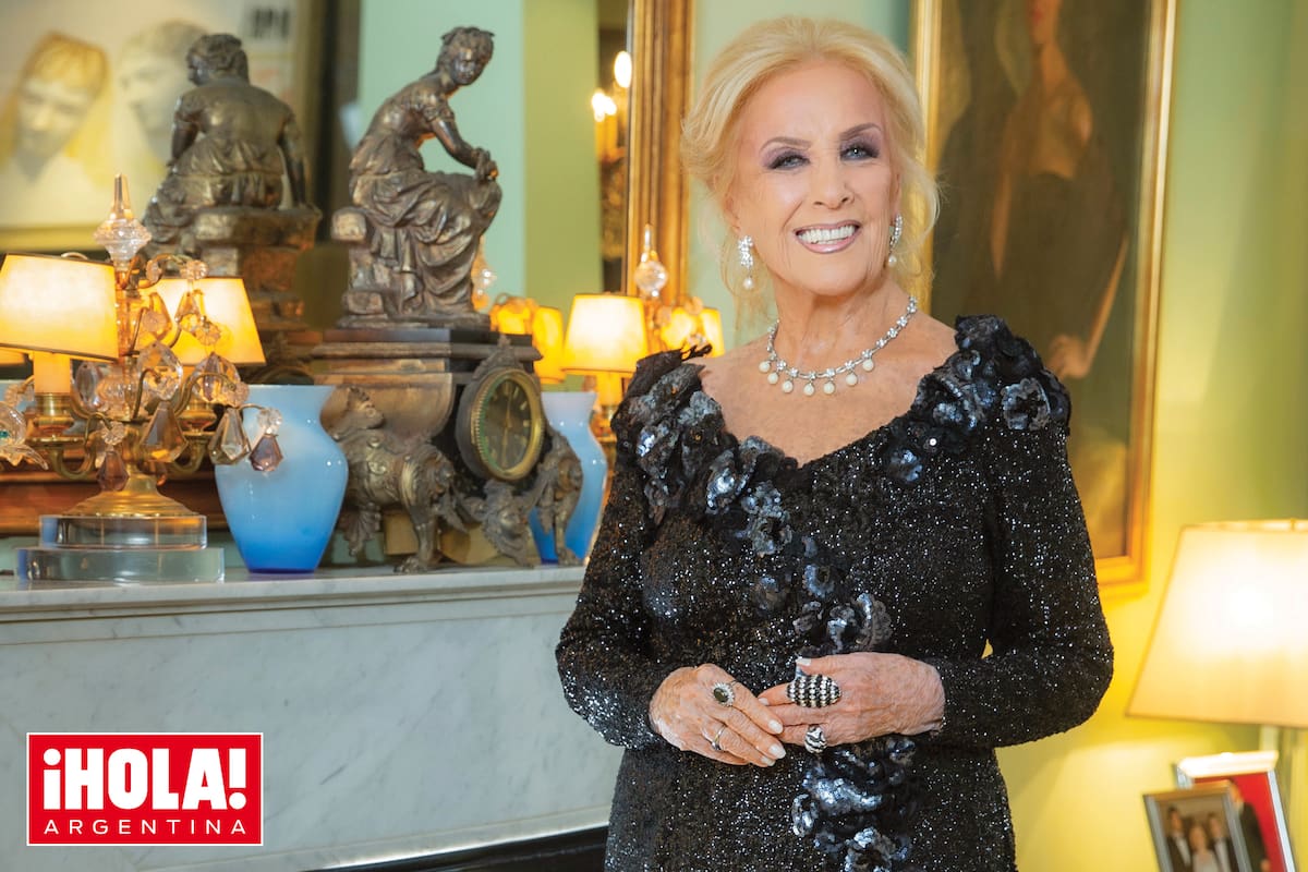 En su alhajero, Mirtha guarda especial atención a su colección de anillos. “Le gusta usar hasta cuatro en cada mano”, confían desde su círculo íntimo. Es tal la debilidad por la joya que incluso tiene uno con el diseño de Racing, el club de sus amores. Además de gargantillas, pulseras y aros de diamantes, también colecciona petacas y clutches, polveras y abanicos.