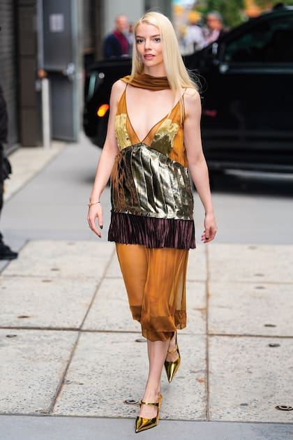 En su arribo a los ABC Studios, evocó el glamour del old Hollywood con un vestido de lamé, gasa y flecos de Ferragamo Cruise 2027, acompañado por sandalias doradas de la maison y un echarpe a tono