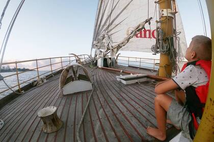 En su barco cuentan con paneles solares