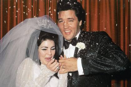 Elvis Presley, un intérprete emblemático de canciones de amor, y Priscilla, bajo una lluvia de arroz en el día de su boda, el 1º de mayo de 1967, en el hotel Aladdin de Las Vegas