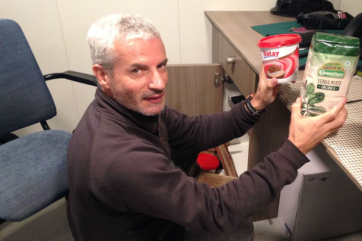 En su camarote, Daniel muestra su tesoro: un pote de dulce de leche y un paquete de yerba