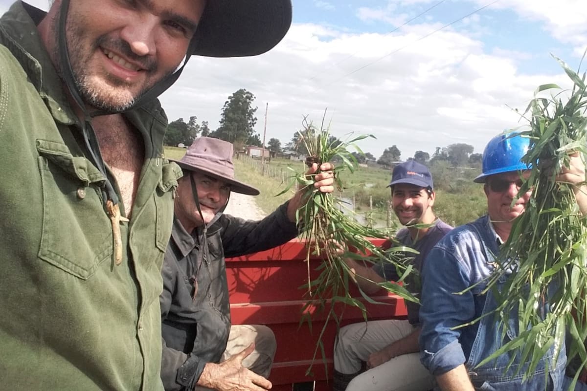 En su campo en el departamento chaqueño de Presidencia Roque Saenz Peña, Alejandro (camisa verde), Mario (de sombrero marrón) y Luis Aranda (hermano de Mario y con casco azul). En la foto, los acompaña el ingeniero agrónomo Ernesto Cajide (de gorra azul)