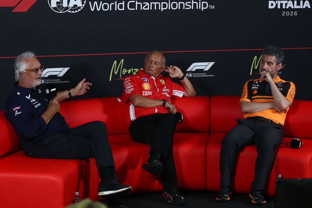 En su cara: en una conferencia de prensa en Monza, Flavio Briatore acusó a un juez de haber beneficiado a McLaren en contra de Alpine, en la cara de uno de los jefes de la propia McLaren, Andrea Stella; entre ellos, Frédéric Vasseur, de Ferrari.