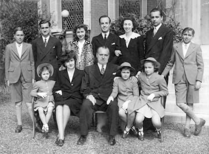 En su casa de la Av Alvear, Luis De Ridder e Yvonne Perrier el día de sus bodas de plata. 8/8/1942. De izq. a der., de pie: Luis De Ridder, Alberto De R., Maud De R., Carlos Navarro Ocampo del brazo de Susana De R. de Navarro Ocampo, Marcelo De R. y Francisco De R. Sentados, Yvonnette De R., Yvonne