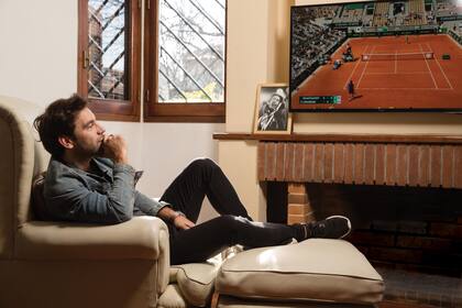 En su casa de Núñez, Cachete convive junto a un amigo. “Cada uno ocupó un piso de la planta alta y
compartimos los espacios comunes”, cuenta mientras mira televisión con Roland Garros de fondo.
Apasionado del tenis, el fútbol y los asados, se define como “buen parrillero, y también me defiendo
con el sushi. En un momento tuve un intento de delivery, y al tiempo un bar, buscando una inversión
que me ayudara a pagar las cuentas… pero los negocios no son lo mío”.