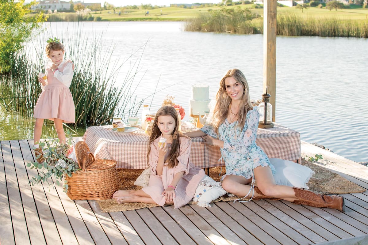 En su casa de Tigre, junto a la laguna, posa con sus herederas. “Lupe es un calco mío: ansiosa e hiperactiva como yo. Carmela es más parecida a su papá: muy paciente y tranquila”, cuenta