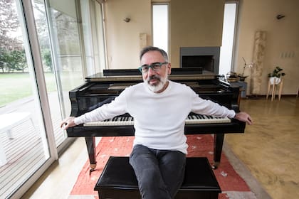 En su casa, en Moreno; Sujatovich (62) entiende la música como un espacio lúdico y un oficio