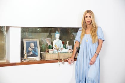 En su casa, la empresaria le rinde tributo a su padre con un pequeño altar muy sui generis, con elementos de distintas religiones y creencias.