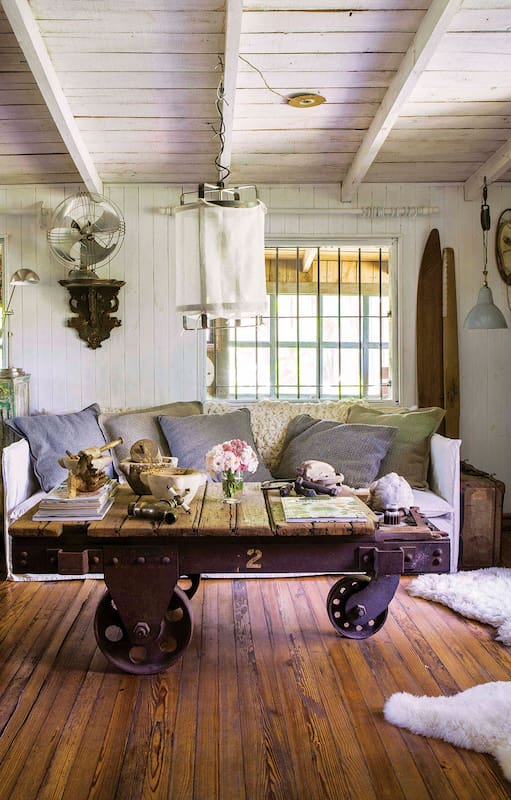 En su casa, La Flor Azul, Paquita Romano encontró su lugar en el mundo, y descubrió que su alma de jardinera había permanecido latente mientras se dedicaba a ser madre, al diseño de moda y a la decoración.