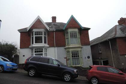 En su casa natal, en Swansea, todavía sobrevive el espíritu adolescente del poeta galés, genial hacedor de música con palabras