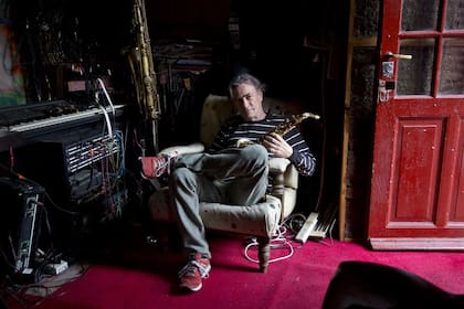 En su casa-taller-estudio de Almagro, el músico compuso su nueva visión de un mundo "jaqueado"